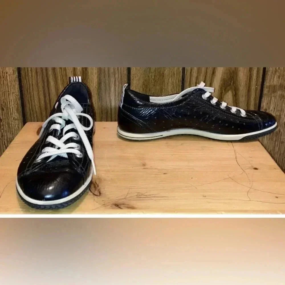 Woman ECCO Black Patent Leather Lace Up Fashion Sneaker Shoes Sz 8.5 EUC